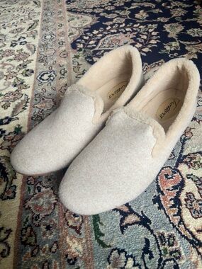Trotters Glory Loafer in Beige Line size 6 wide